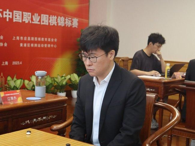 沈红眉在车祸中受了轻伤，而她的丈夫白华不但被重度烧伤还掉忆。白华对家人、伴侣完全没有记忆和印象，红眉只能一点点告知他之前的工作。白华的生意合股人玄峰告知他，这场车祸不简单。颠末查询拜访，本来被烧伤并掉忆的并不是白华，而是蓝平。红眉开枪打死了白华，并给蓝平植皮整容成了白华的样貌。终究，良知发现的蓝平不肯继续和红眉私奔，一怒之下红眉开枪打死蓝平并自杀。